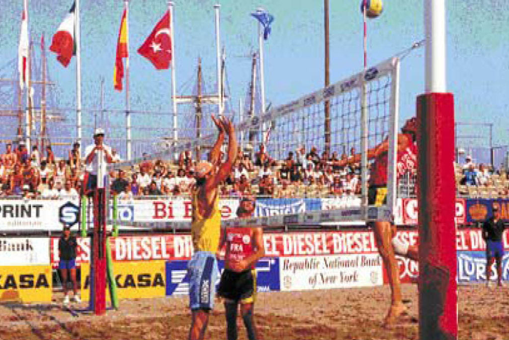 Impianto beach volley in acciaio completo di tendirete e apposite bussole per la sabbia. Art. P10/5