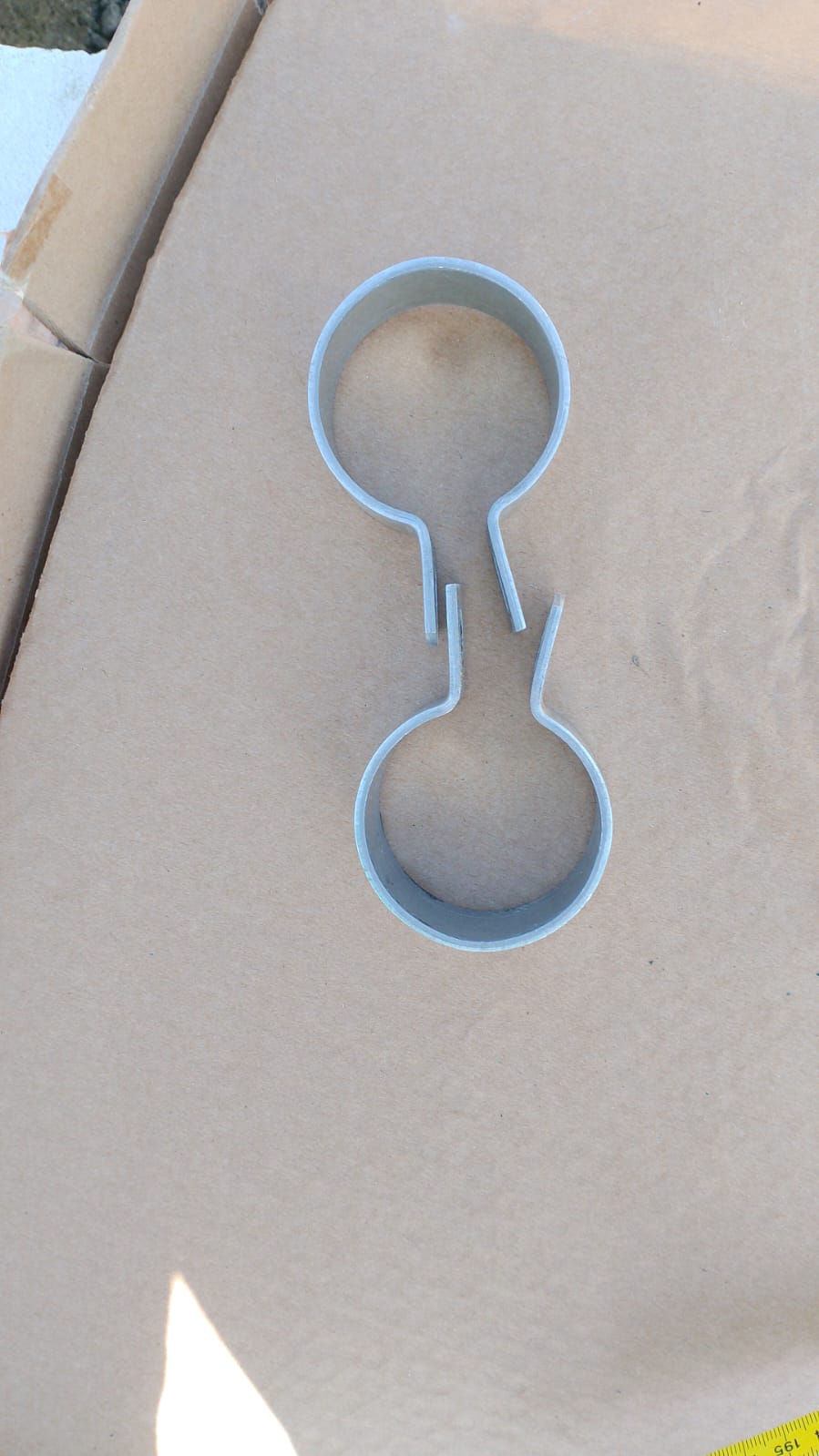 Collare saetta cravatta per fissaggio palo recinzione 48 mm zincato