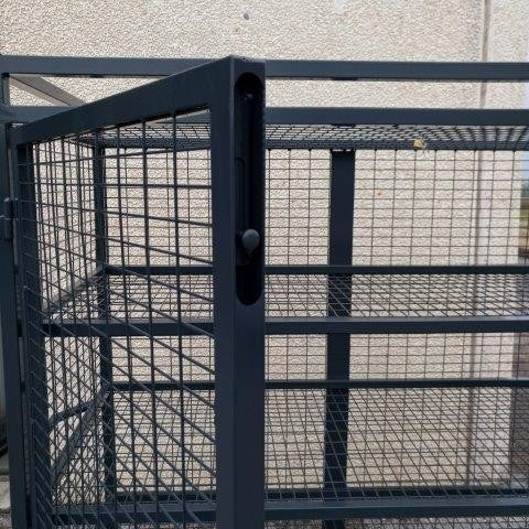 Armadio in rete verniciato con maniglioni e ruote Art. 1048