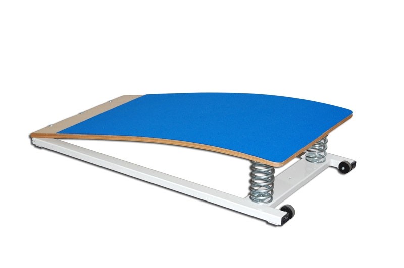 Pedana elastica a molle di acciaio, piano di battuta ricoperto di moquette, telaio con ruote S00202