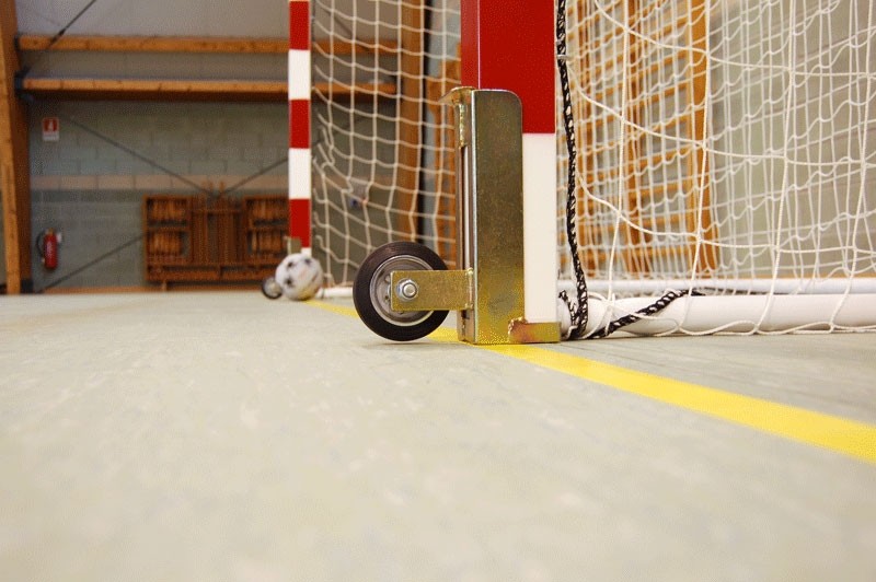 Coppia staffe in acciaio zincato con ruota gommata per movimentazione porte pallamano Art. S04668