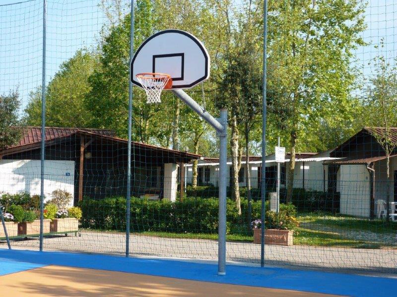 Impianto basket / minibasket monotubolare tondo in acciaio zincato, con bussole, tabelloni in lamiera, sbalzo 165cm Art. 4202