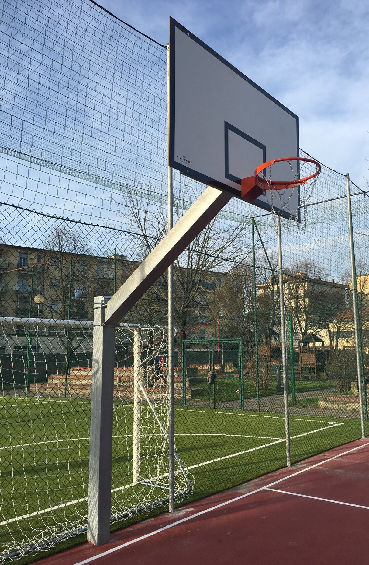 Impianto basket/minibasket monotubolare, tabelloni in resina melaminica, sbalzo 225 cm, fissaggio a terra con bussola, struttura smontabile Art 4213