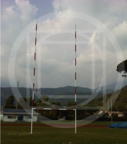 Coppia porte rugby misure regolamentari, in profilato di alluminio a sezione rotonda, verniciate colore bianco, complete di bussole da interrare. Altezza fuori terra M. 10 art. M990/1 TRASPORTO DA QUOTARE PREVIO ESATTO INDIRIZZO DI SPEDIZIONE