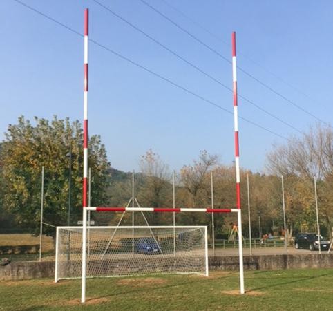 Coppia porte rugby misure regolamentari, in profilato di alluminio a sezione rotonda, verniciate colore bianco, complete di bussole da interrare. Altezza fuori terra M. 10 art. M990/1 TRASPORTO DA QUOTARE PREVIO ESATTO INDIRIZZO DI SPEDIZIONE