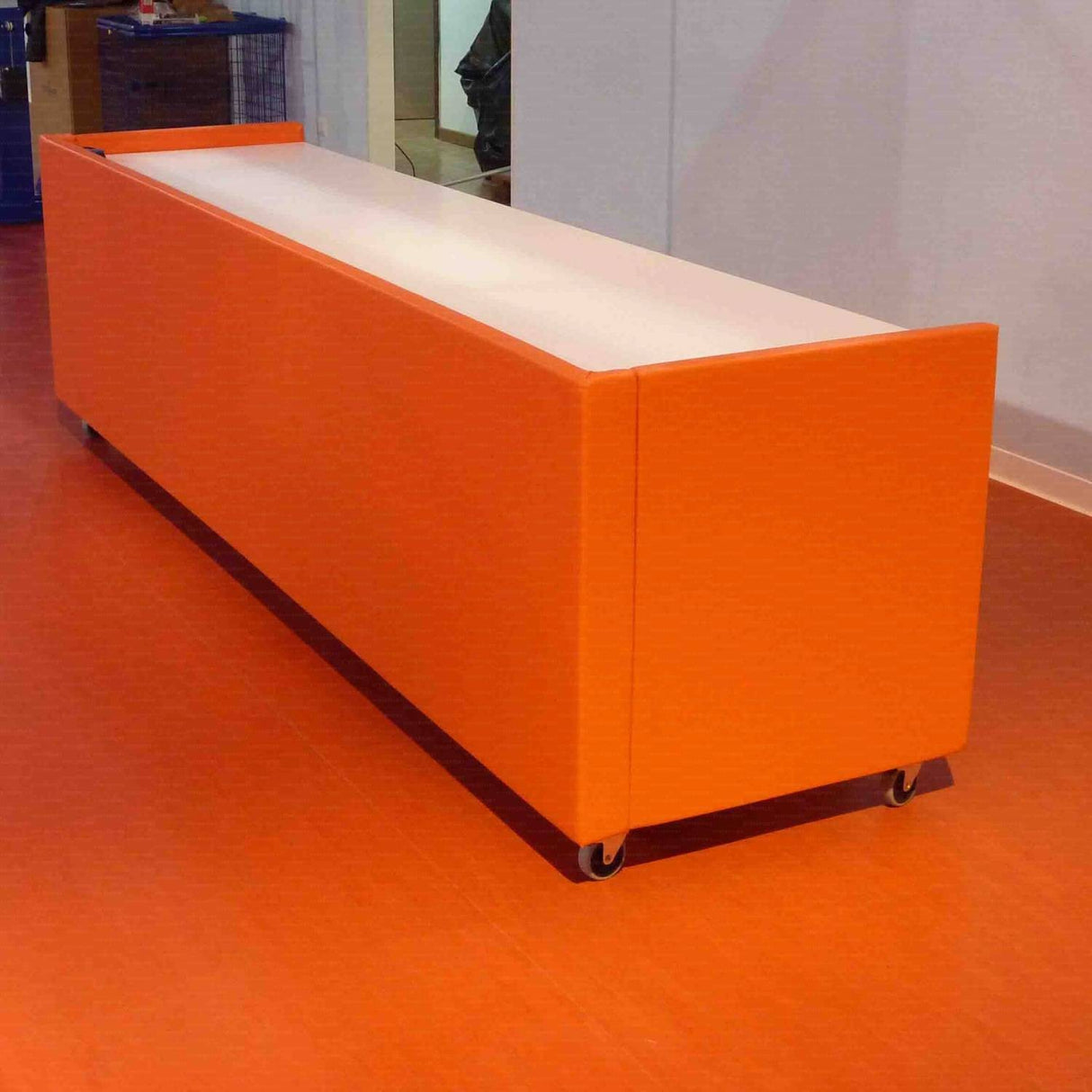 Tavolo per giudici in alluminio carenato con ruote autobloccanti e protezioni totali