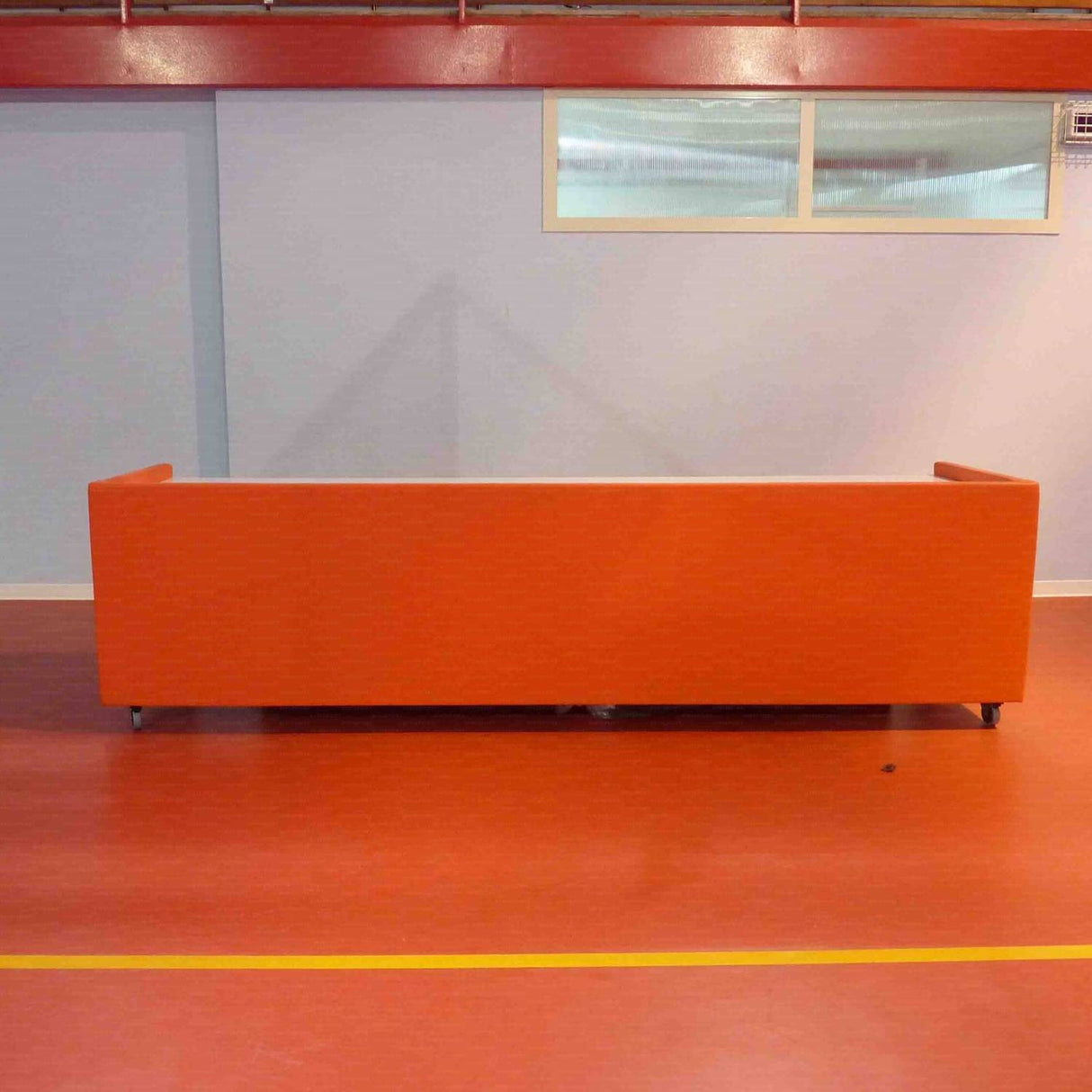 Tavolo per giudici in alluminio carenato con ruote autobloccanti e protezioni totali