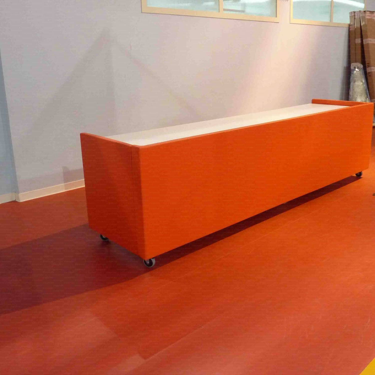 Tavolo per giudici in alluminio carenato con ruote autobloccanti e protezioni totali