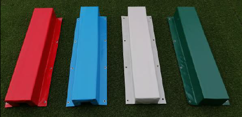 PROTEZIONI per CAMPI DA PADEL Protezioni con imbottitura e rivestimento in pvc lavabile per ingressi e pali rete dei campi da padel