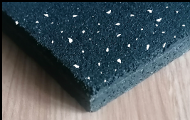 Eco-floor Gym DE LUXE Pavimentazione in gomma per palestre, aree crossfit e pesistica 2 strati a densità differenziate - sottofondo a granulo medio - superficie a granulo extra fine