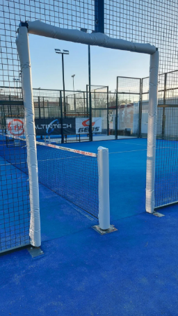 PROTEZIONI per CAMPI DA PADEL Protezioni con imbottitura e rivestimento in pvc lavabile per ingressi e pali rete dei campi da padel