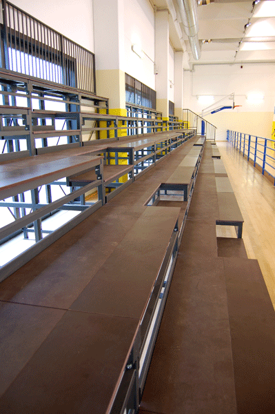 Tribuna fissa per interni struttura acciaio verniciato piani seduta legno o scocche Art. S07652 Costo al mtl