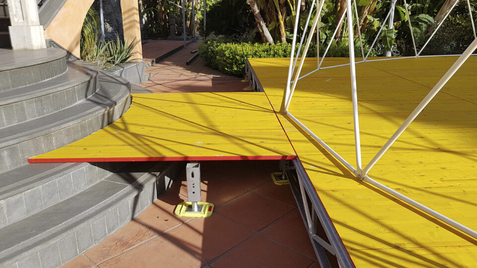 Solarium Modulare M.O. (Progetto Modulare del sistema montante del Palco Modulare che consente la realizzazione di piattaforme perfette, anche in posizioni impervie o con forti dislivelli)
