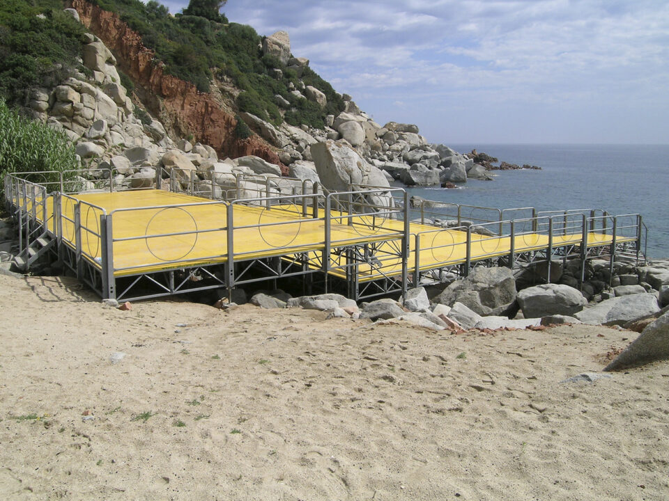 Solarium Modulare M.O. (Progetto Modulare del sistema montante del Palco Modulare che consente la realizzazione di piattaforme perfette, anche in posizioni impervie o con forti dislivelli)