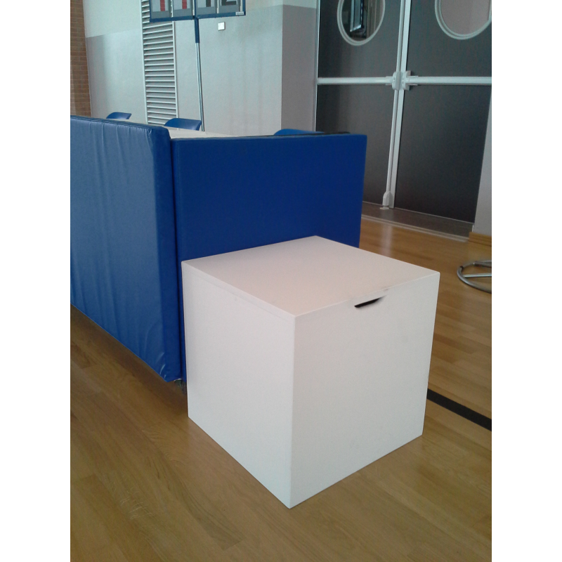 Sgabello in legno per giocatori dim cm 50x50x50 con fori per mani Art. B 695