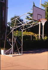 Impianto basket a traliccio in acciaio zincato, smontato, fisso sbalzo 220 cm, con tabellone in resina melaminica montato su telaio rinforzato. ART 4252