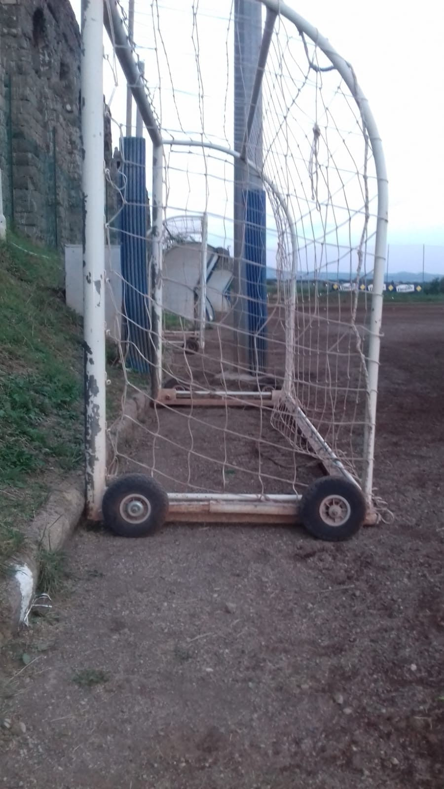 Coppia porte calcio ridotto 5x2 mt in acciaio autoportanti archetti stondati (ruote escluse )