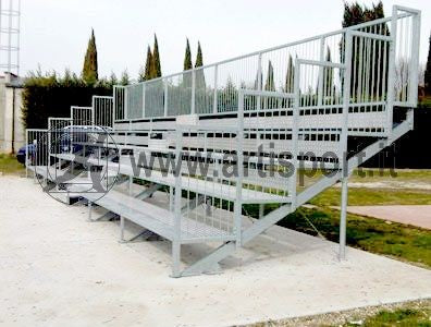 Tribuna fissa per esterno Art. C6 Posti a sedere 32 su  sedute scocca in PVC schienale basso