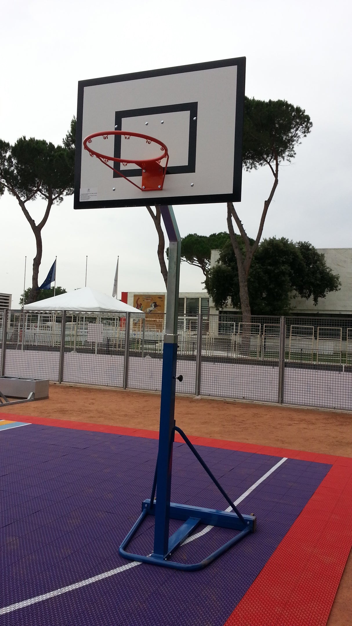 Mezzo impianto basket trasportabile Art B649-1 con tabellone per esterno