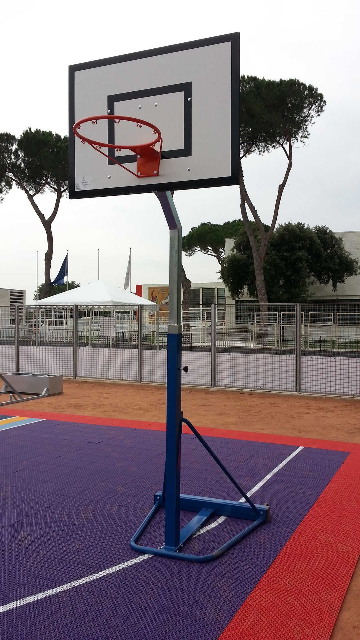 Mezzo impianto basket trasportabile Art B649-1 con tabellone per esterno