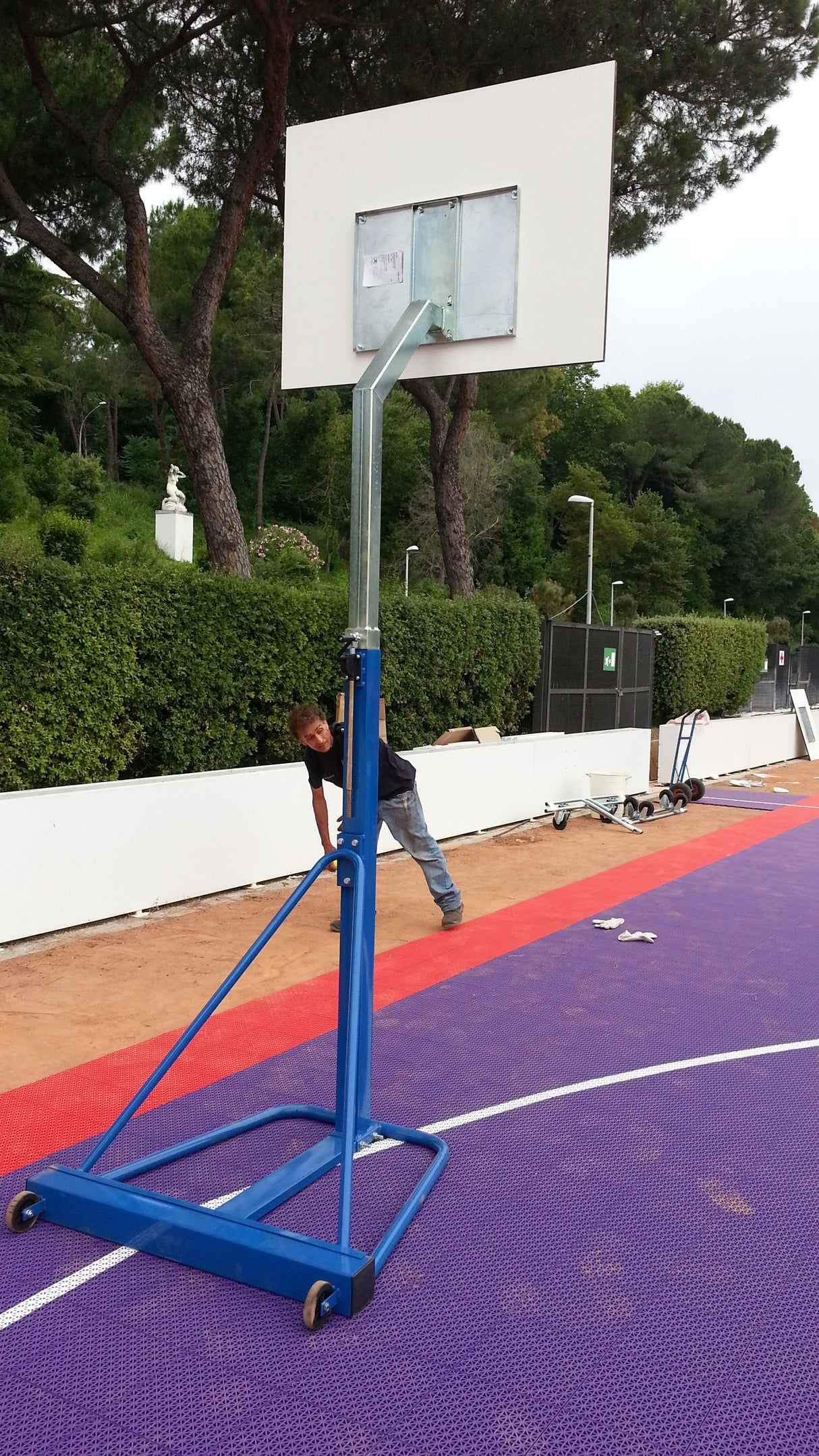 Mezzo impianto basket trasportabile Art B649-1 con tabellone per esterno