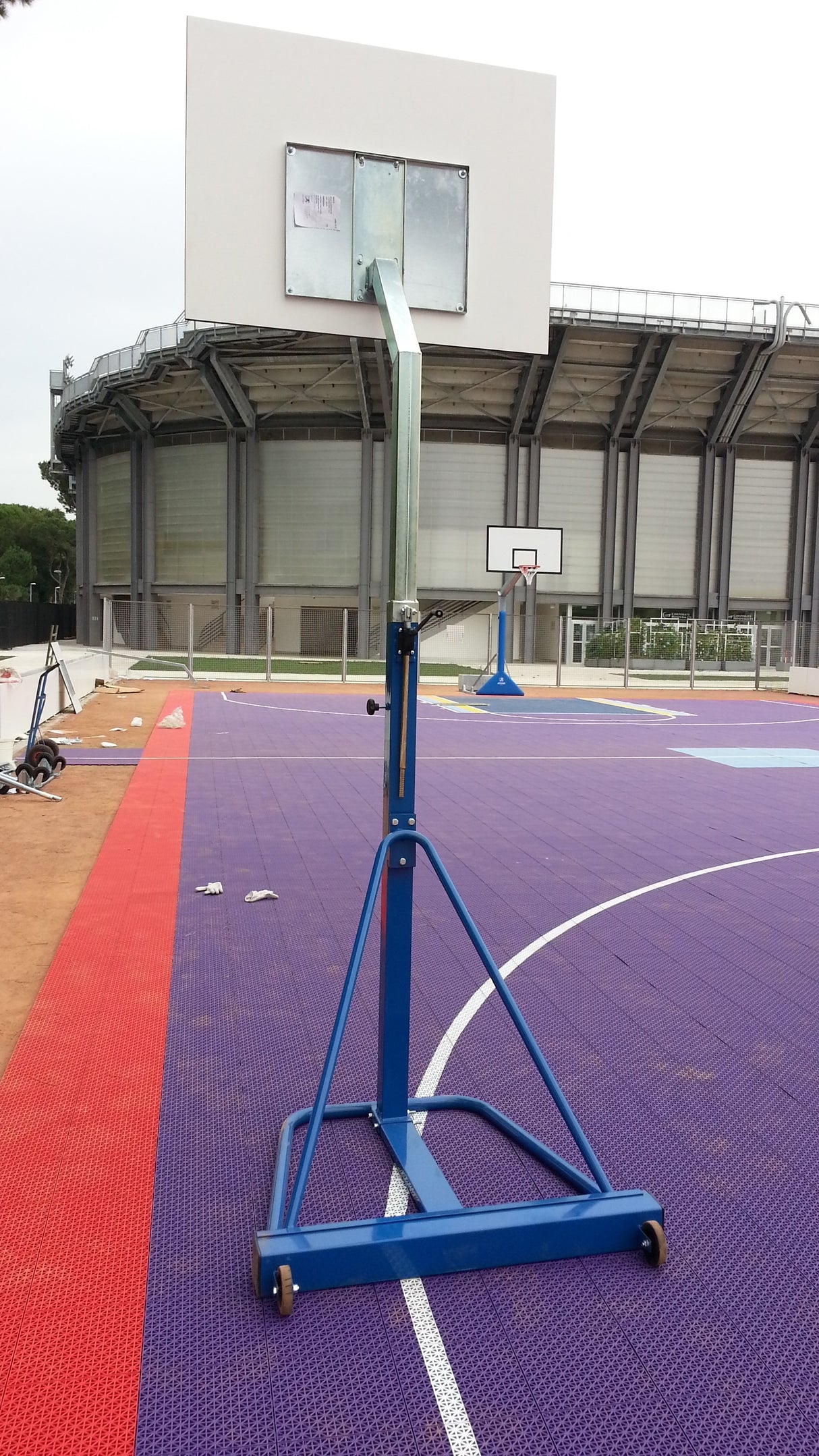 Mezzo impianto basket trasportabile Art B649-1 con tabellone per esterno