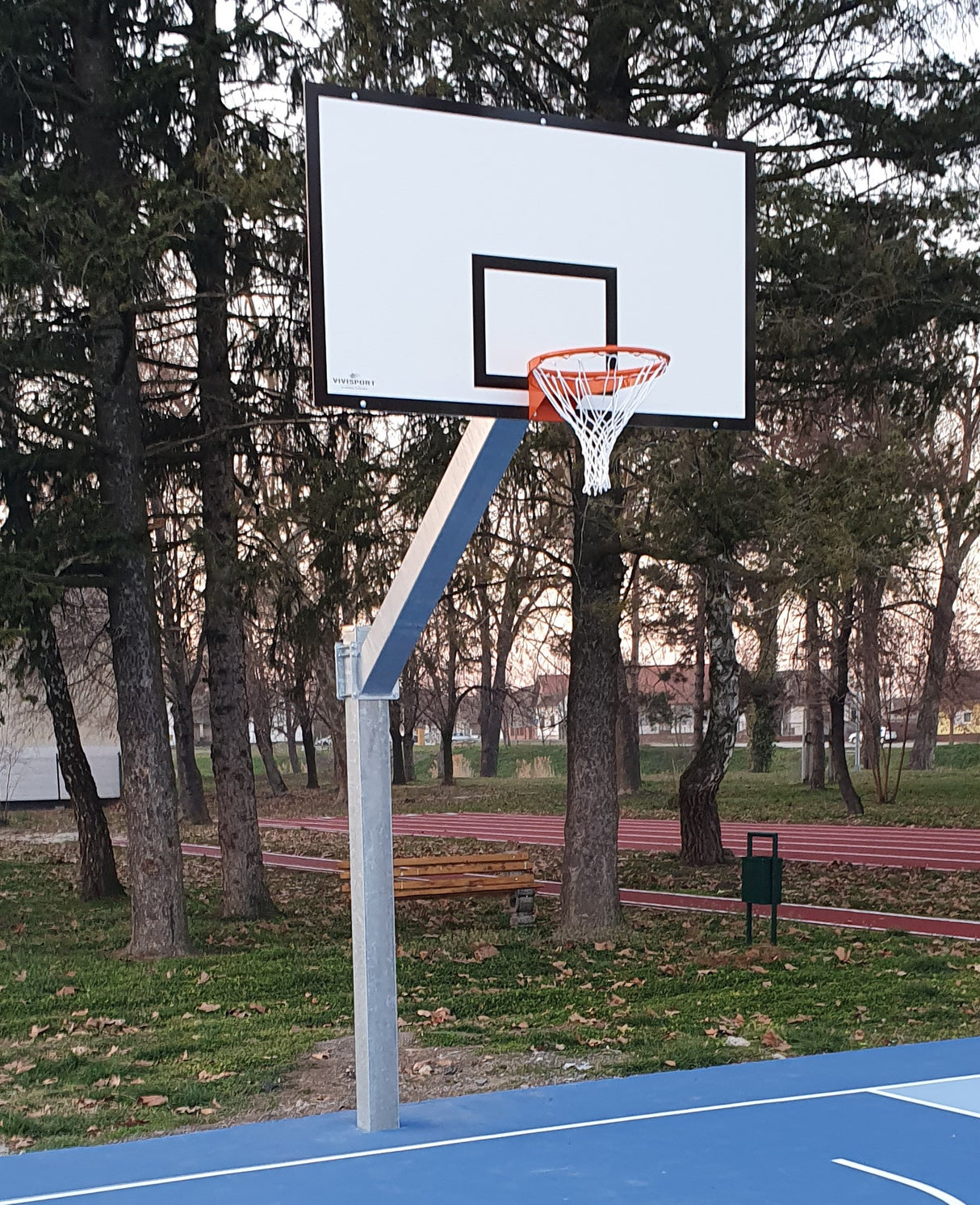 Impianto basket/minibasket monotubolare, tabelloni in resina melaminica, sbalzo 225 cm, fissaggio a terra con bussola, struttura smontabile Art 4213