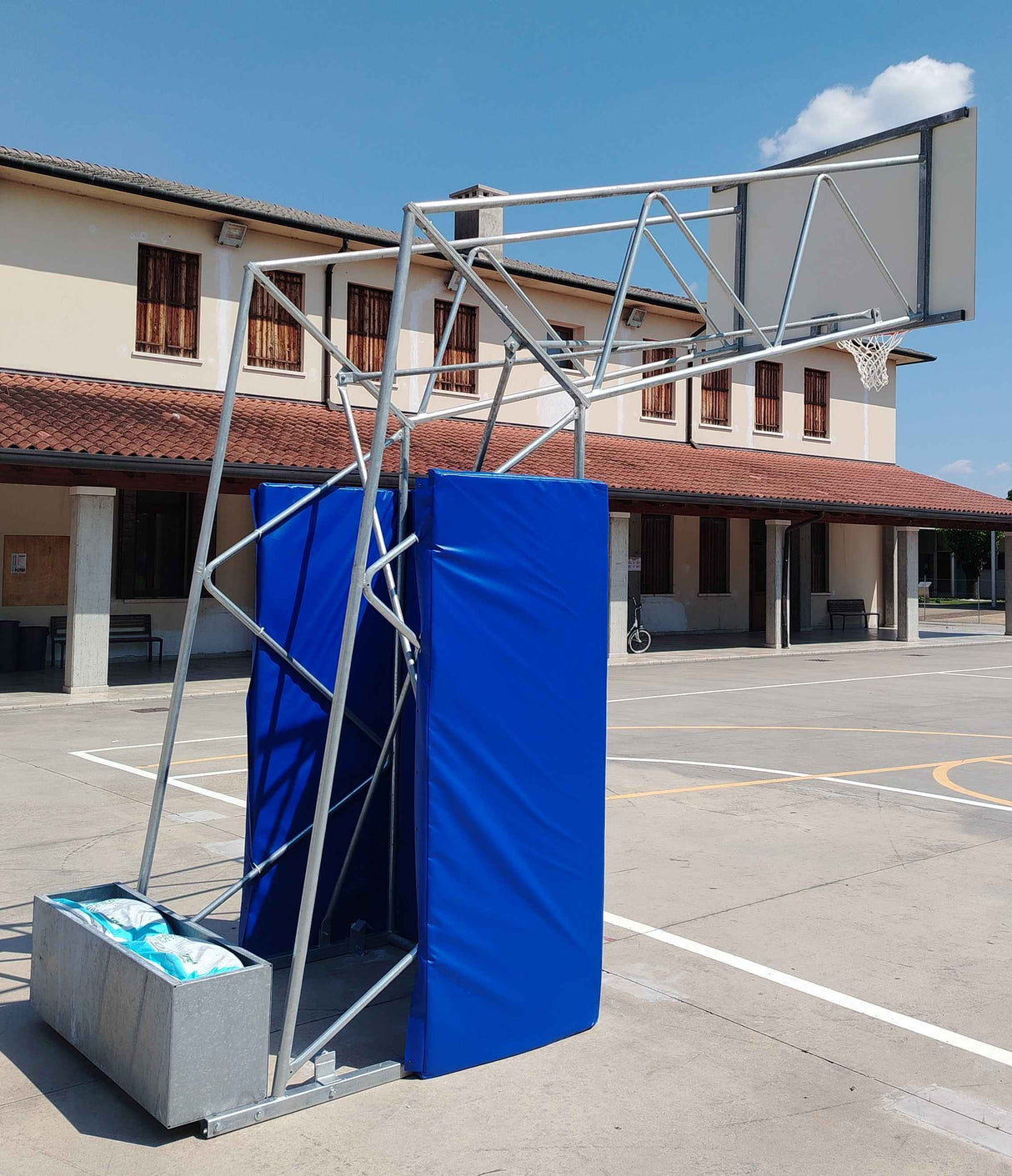 Impianto basket a traliccio in acciaio zincato, trasportabile, sbalzo 220cm con tabellone in resina melaminica montato su telaio rinforzato Art. 4257