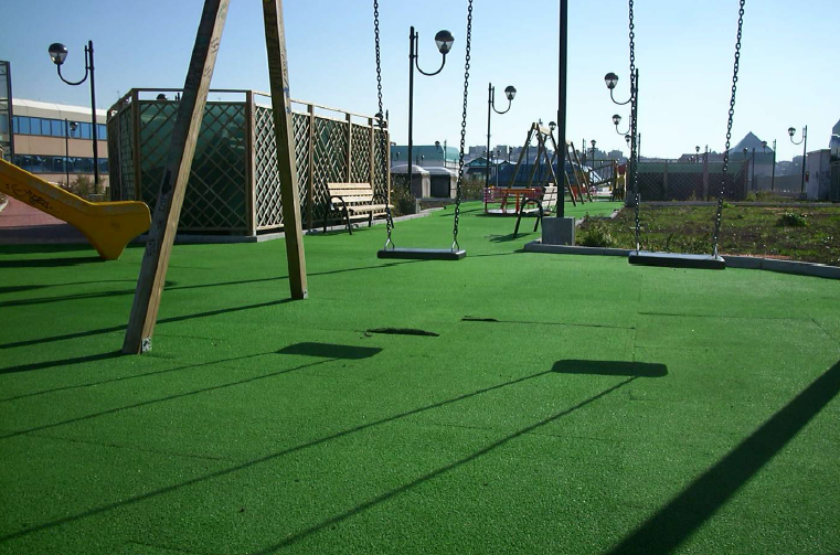 Pavimentazione Eco-Green antitrauma con sottofondo in morbida gomma espansa e finitura in erba sintetica
