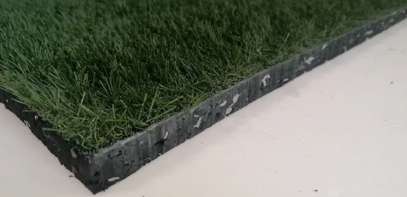 Pavimentazione Eco-Green antitrauma con sottofondo in morbida gomma espansa e finitura in erba sintetica