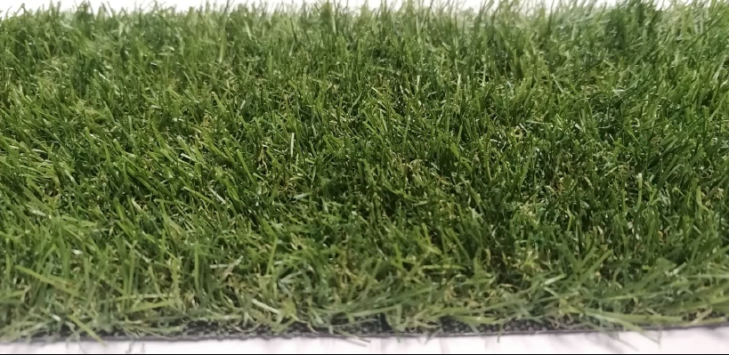 ERBA SINTETICA Royal Erba sintetica da arredo a filo lungo (25 mm.) per giardini, terrazzi, gazebo, bordi piscina, aree gioco