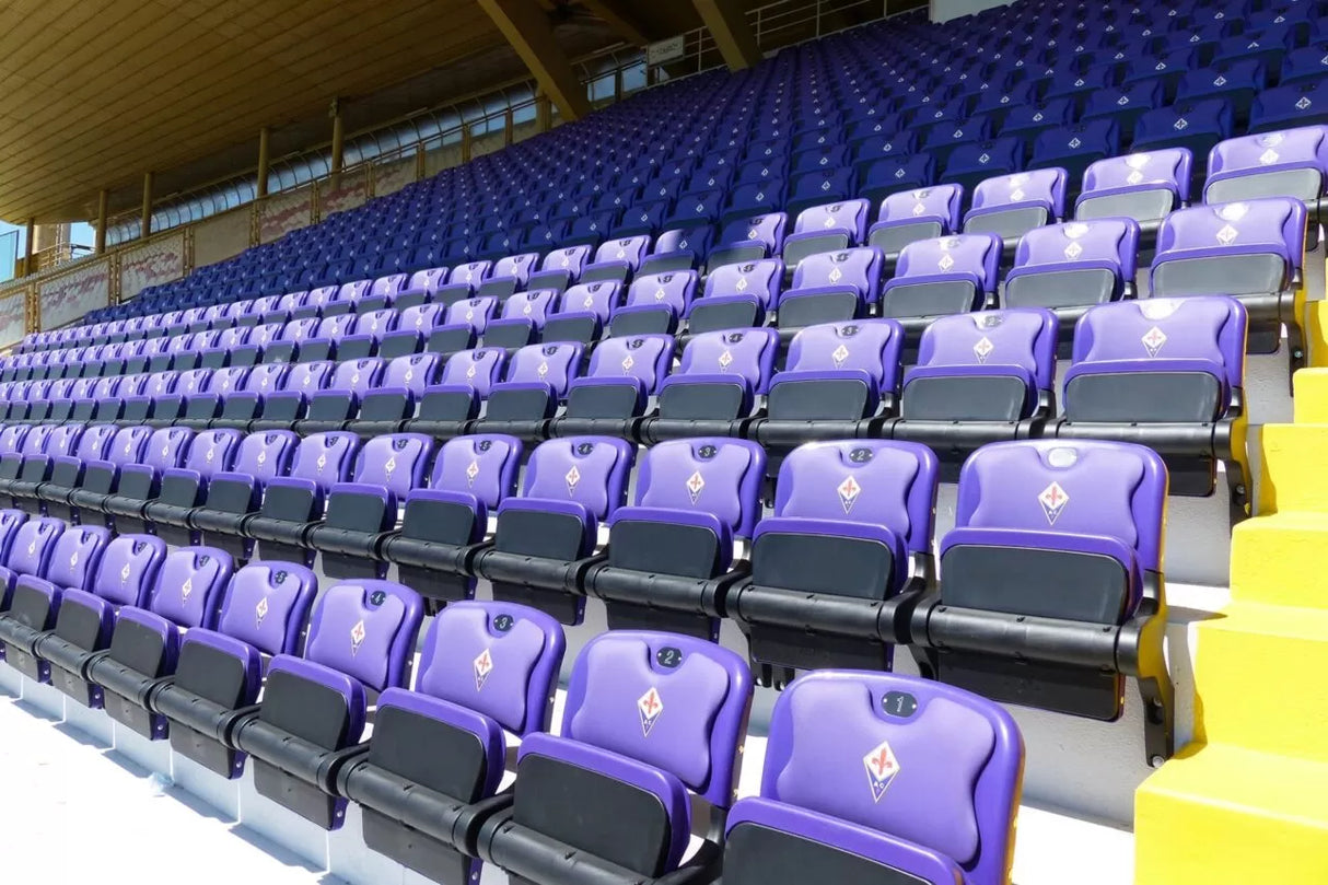 M2012 – Seduta ribaltabile Fronte Gradone per stadi e impianti sportivi  Omologata FIBA e conforme alle ultime disposizioni FIFA e UEFA; rispondente alle normative Europee UNI EN 13200-1-4