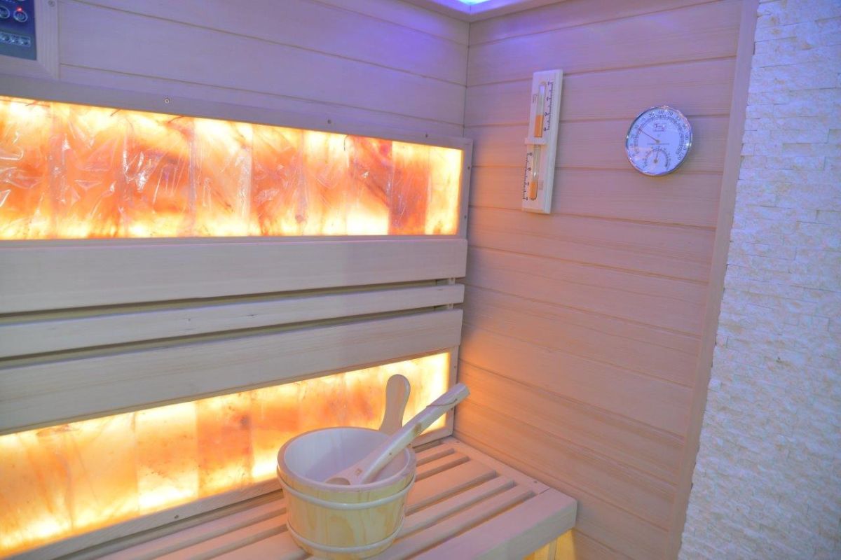 Sauna finlandese N02TDS haloterapia (terapia del sale) e parete posteriore interamente rivestita con mattoni di sale rosa naturale