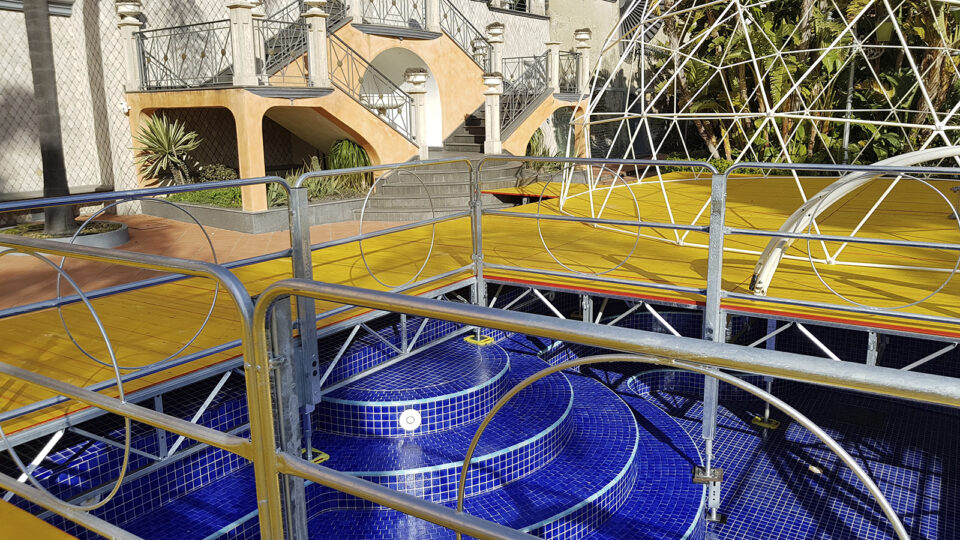 Solarium Modulare M.O. (Progetto Modulare del sistema montante del Palco Modulare che consente la realizzazione di piattaforme perfette, anche in posizioni impervie o con forti dislivelli)