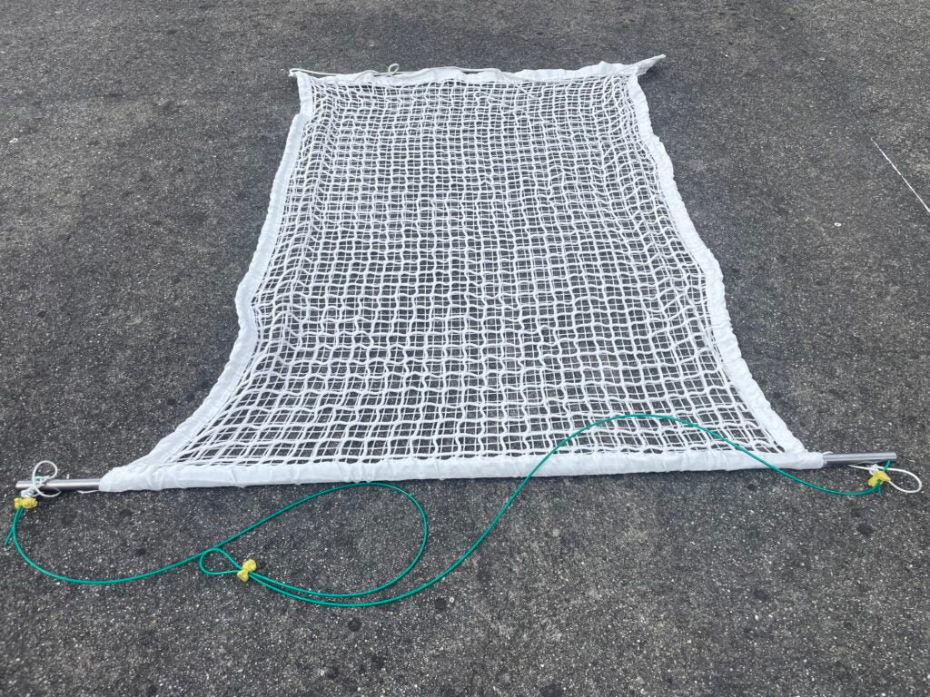 Stuoia in rete con asta in ferro per livellare i campi di Tennis in terra rossa, rete in polipropilene H.T., maglia mm. 45, nastro perimetrale in poliestere. T10